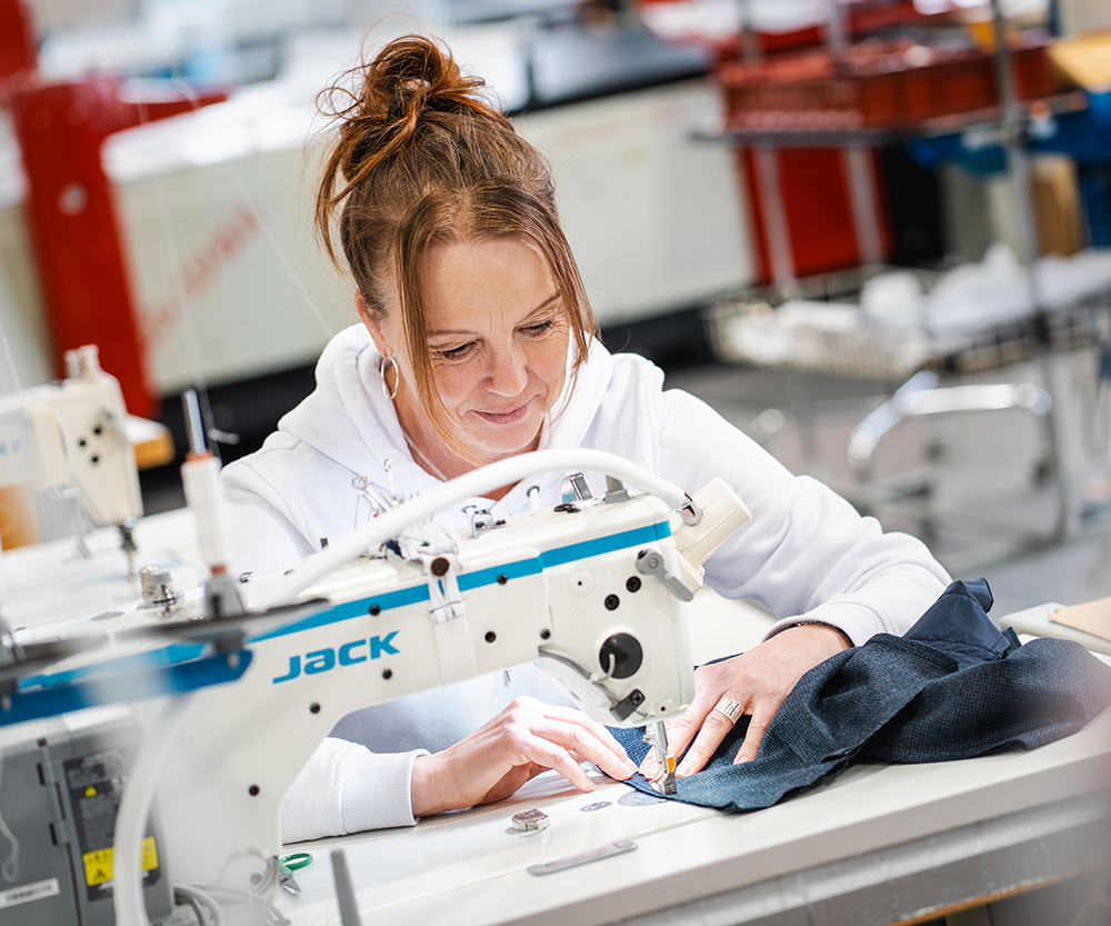 Näherin an der Nähmaschine
